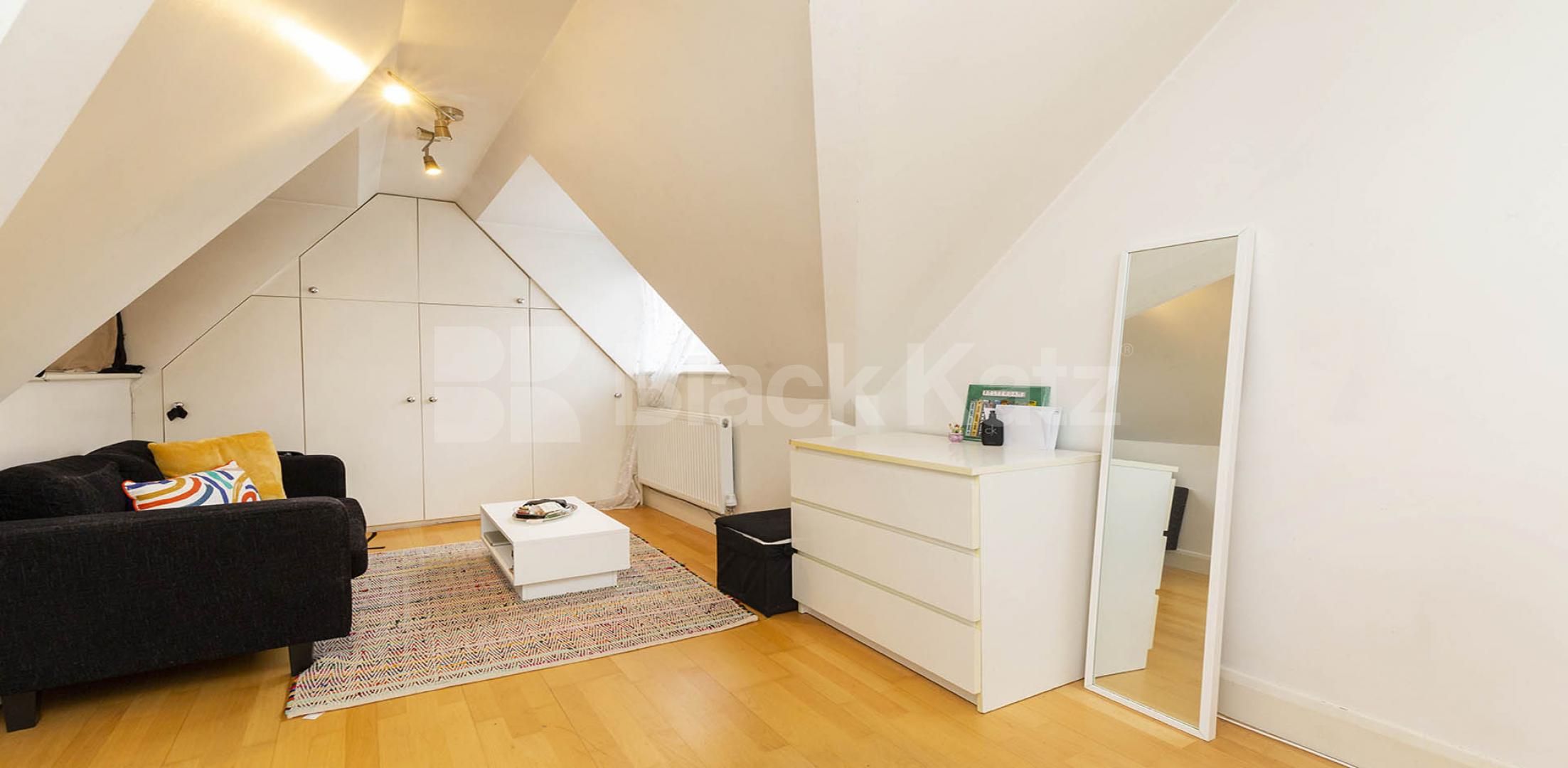Superb modern studio located in the heart of Camden mins to Regents Park. Camden Road, Camden